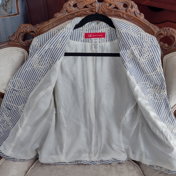 Embroidered Seersucker Jacket - Picture 7 of 11